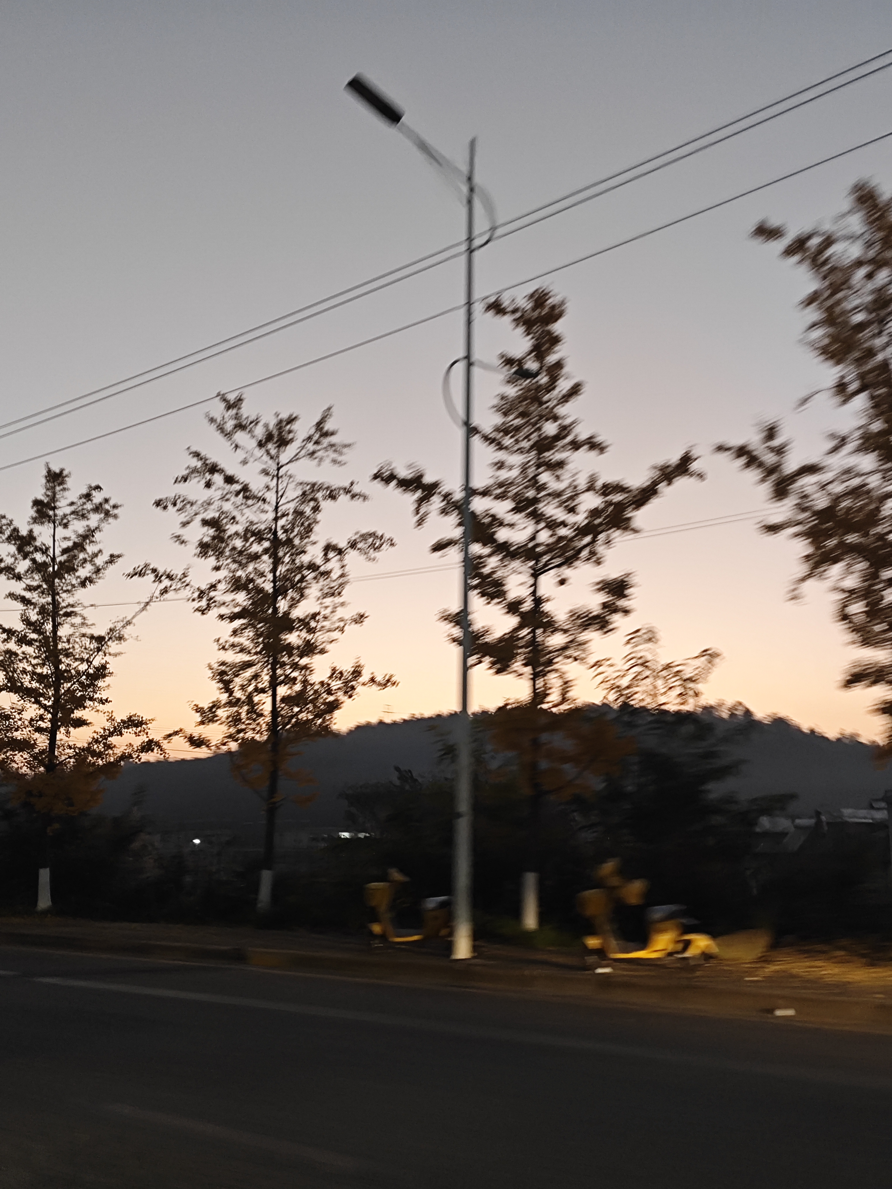 下班路上撞见绝美夕阳，晚霞铺满半边天，骑车穿过被余晖照亮的街道，连路人的笑容都带着暖意。原来生活的小美好，藏在每一个不期而遇的黄昏里，等着被发现。